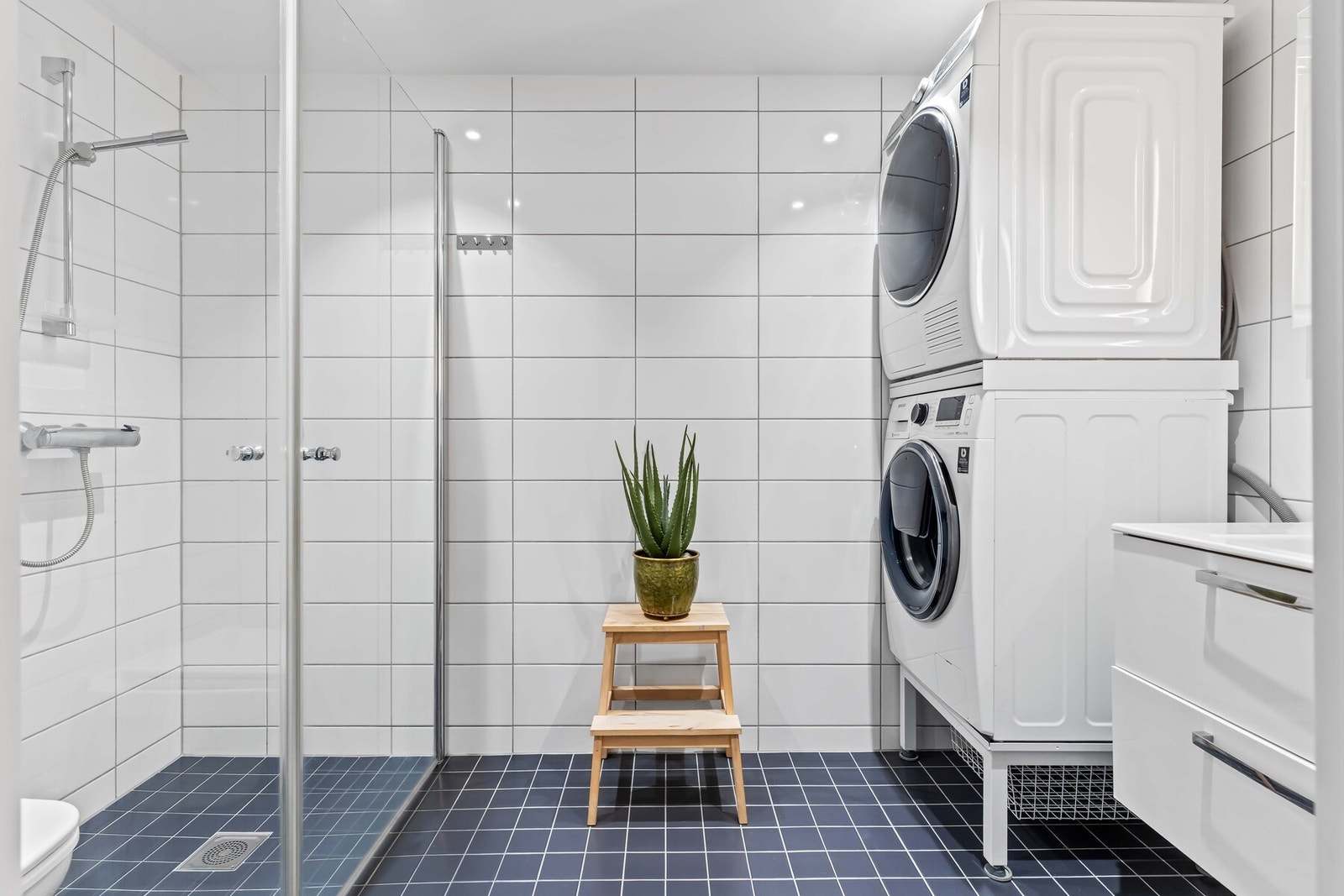 Badene er innredet i heldekkende fliser og er fra 2018. Galleribilde