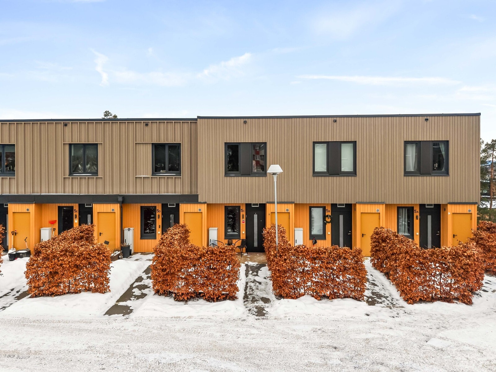 De romslige grøntarealene gir gode muligheter for alt fra piknik og lek til ballspill Galleribilde