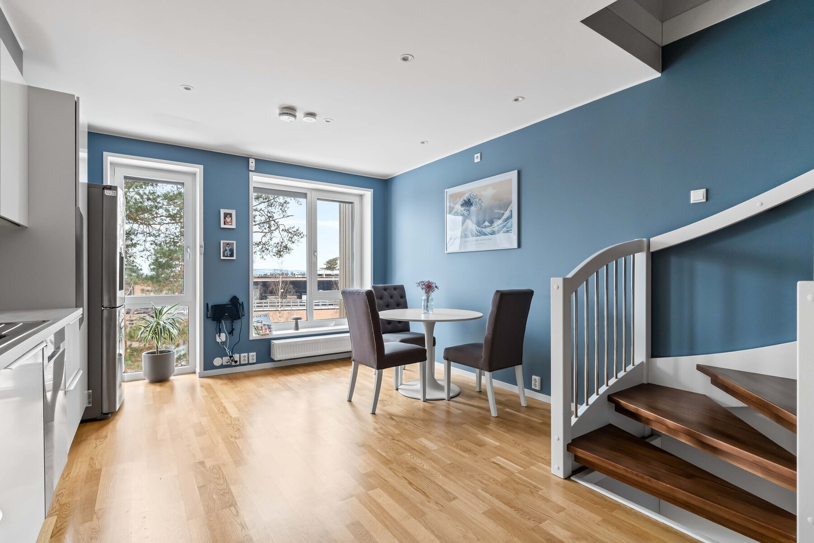 Kjøkkenet har god plass til spisebord og en hyggelig spisesone. Galleribilde