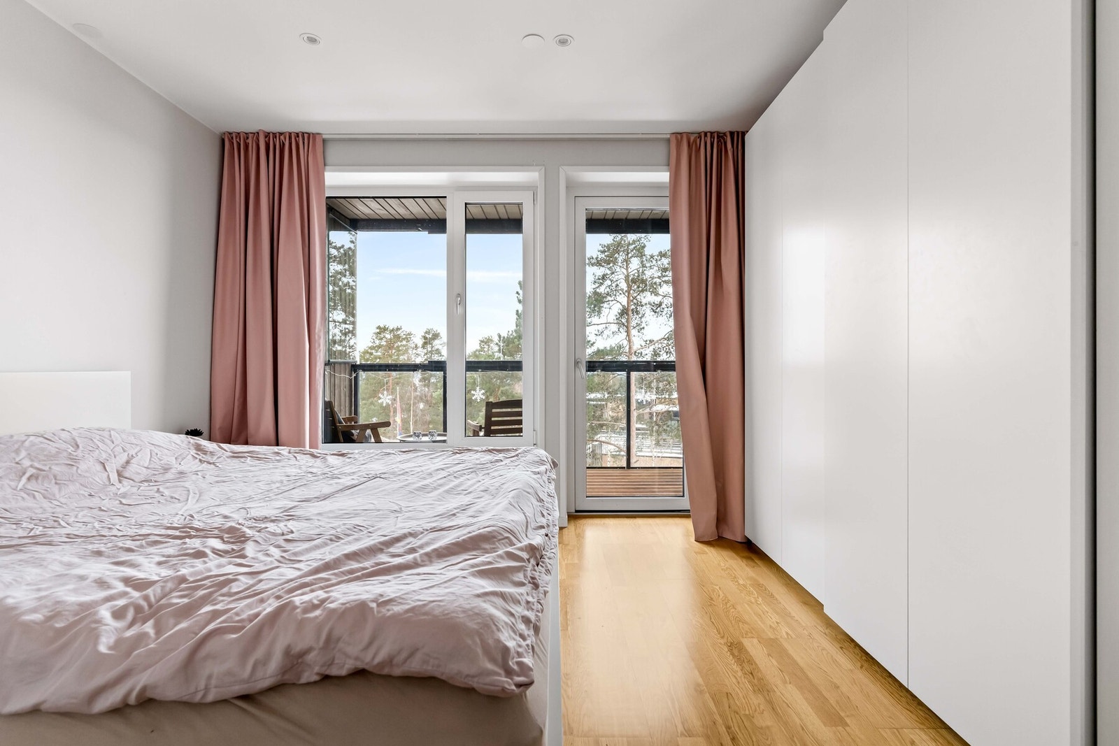 Soverommet leder ut mot stor og privat balkong, perfekt for sene sommerkvelder. Galleribilde