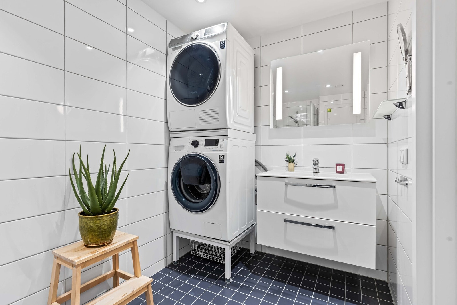 På badet er det anlegg for vaskemaskin og tørketrommel, samt gode lys fra speil. Galleribilde