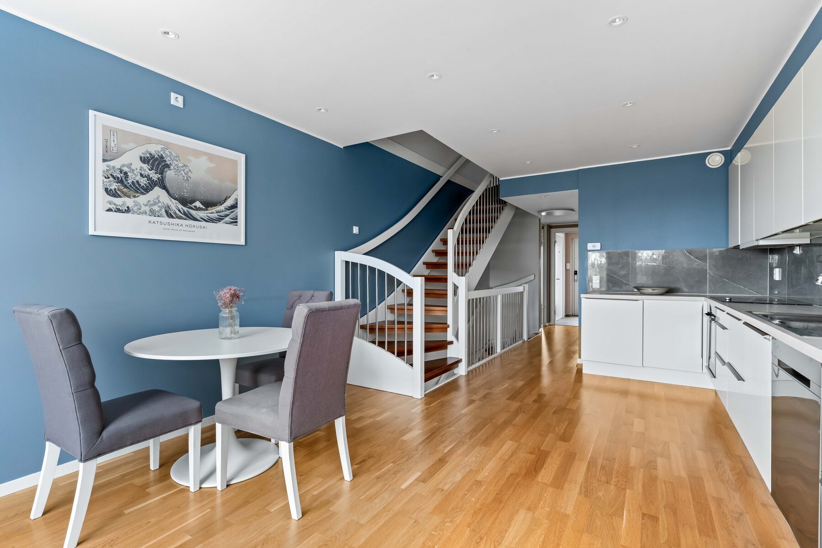 Kjøkkenet leder videre til overetasjen, hvor 3 av boligens soverom ligger. Galleribilde