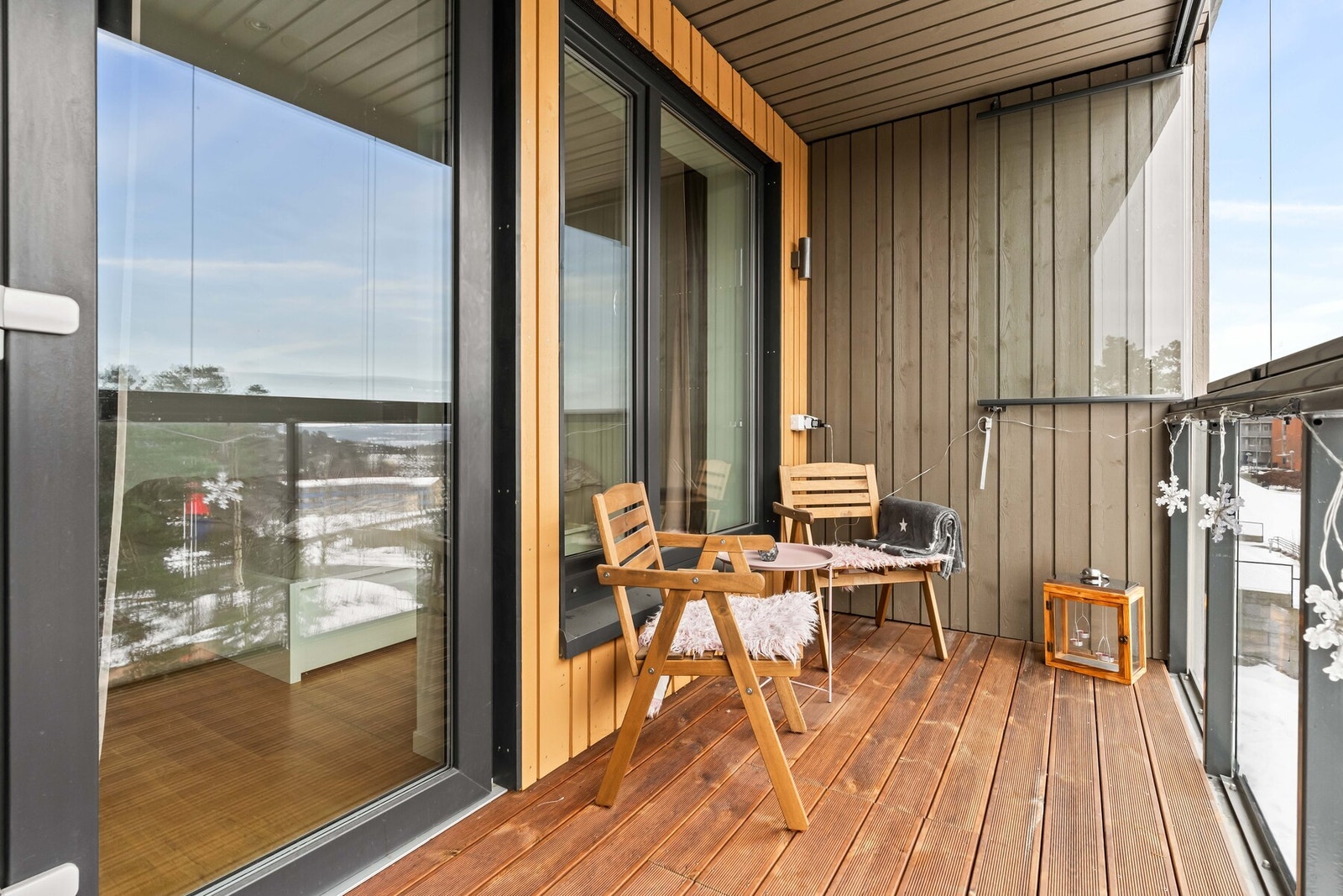 Balkongen er innglasset, noe som gir dere anledning til å bruke den hele året rundt. Galleribilde