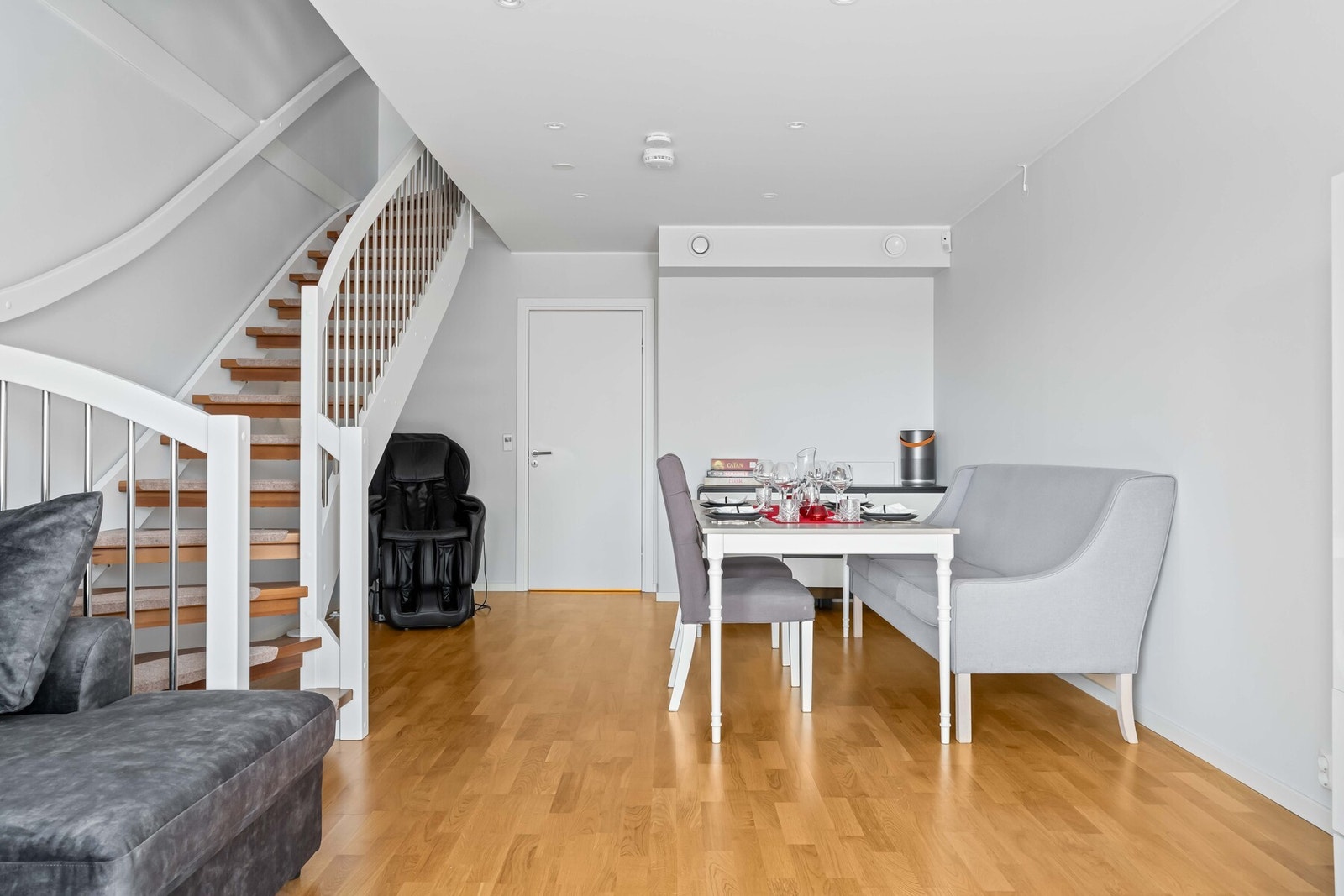 Fra stuen har du ankomst til boligens bod, samt andre bad. Galleribilde