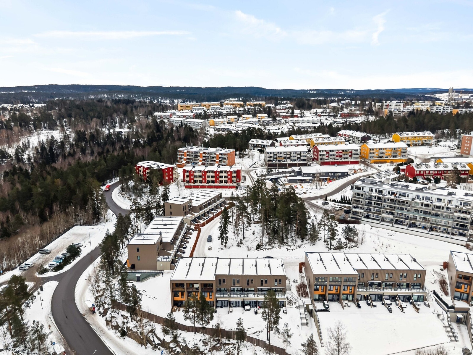 Det er kort avstand til gjeste parkering ved barnehagen over gata, fra ettermiddag og helger. Galleribilde