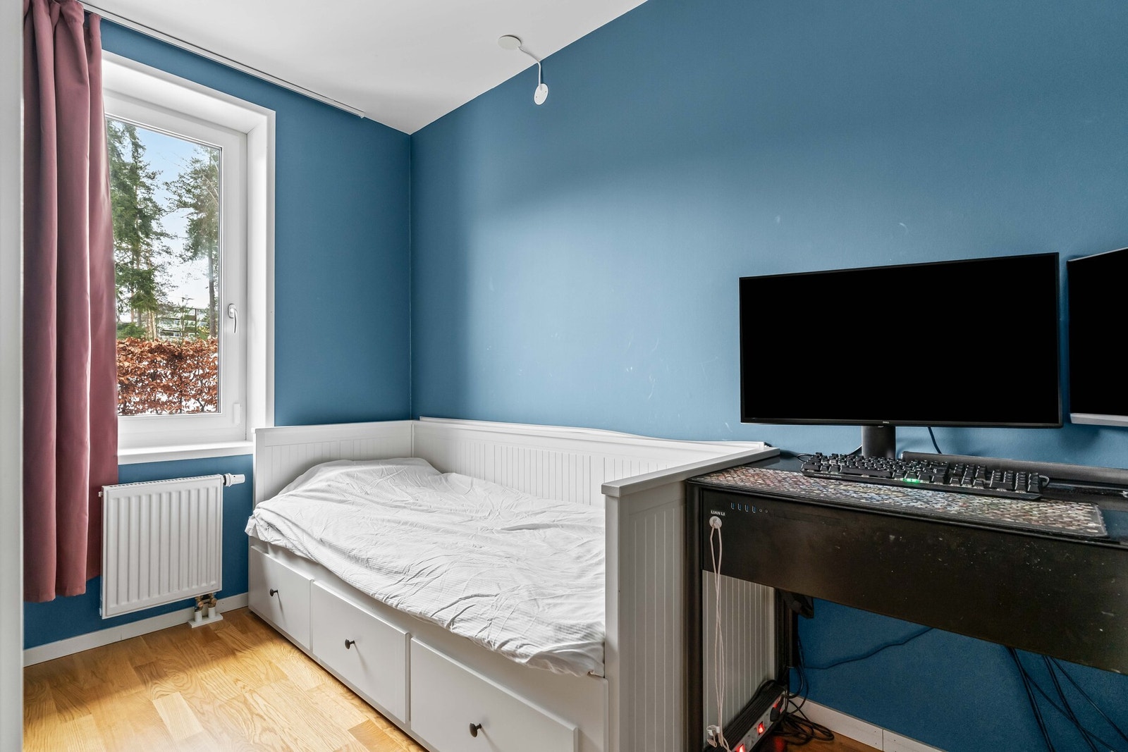 Soverom 2 ligger i 1 etasje og passer perfekt som barnerom eller kontor. Galleribilde