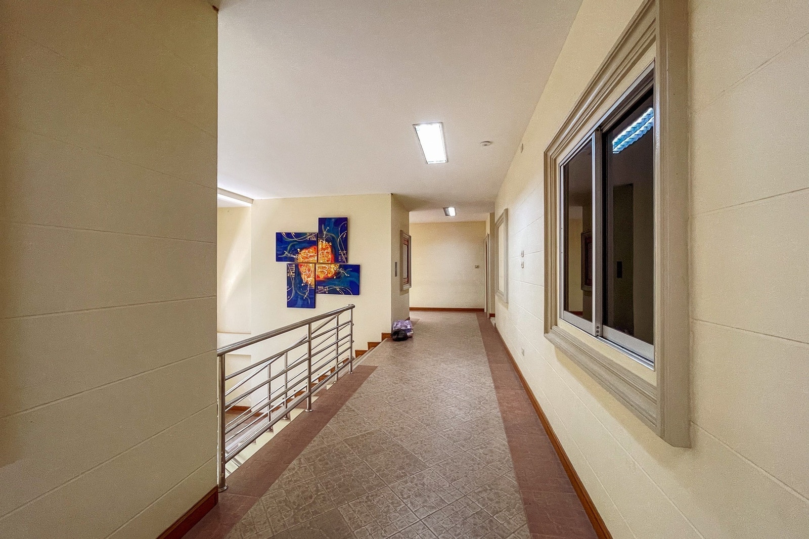 Inngangs dør fra svalgang Galleribilde