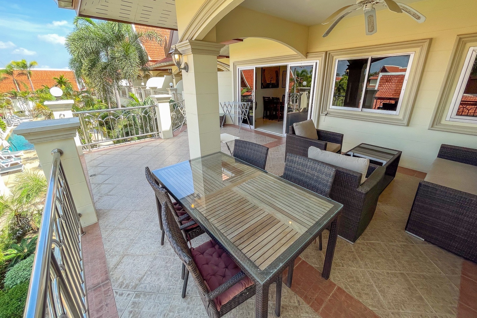 Terrassen på 34 kvm. med utemøbler Galleribilde