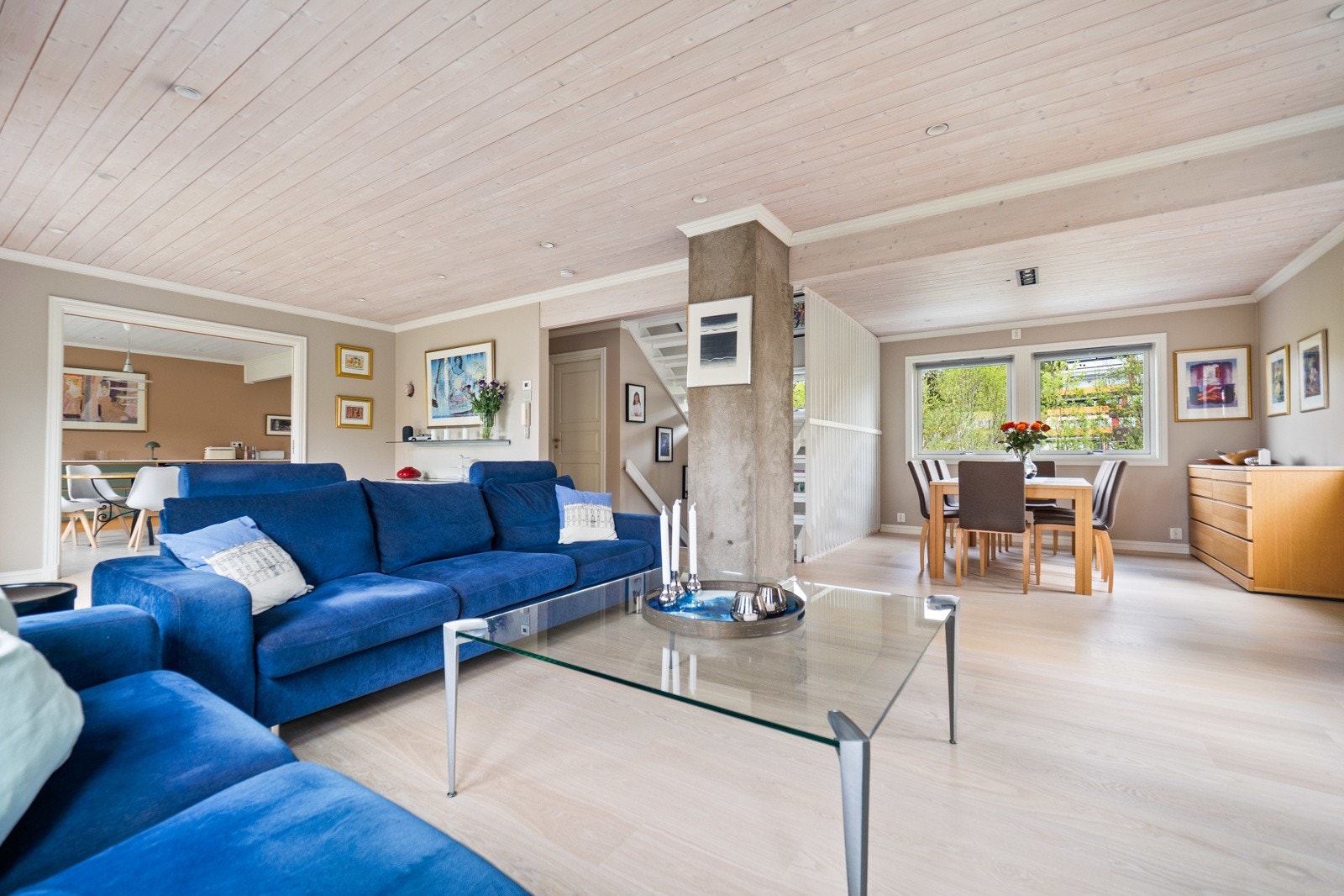 Hovedplanet er luftig og åpent. Stuen har enstavs parkettgulv fra 2015, mens kjøkkenet er flislagt. Galleribilde