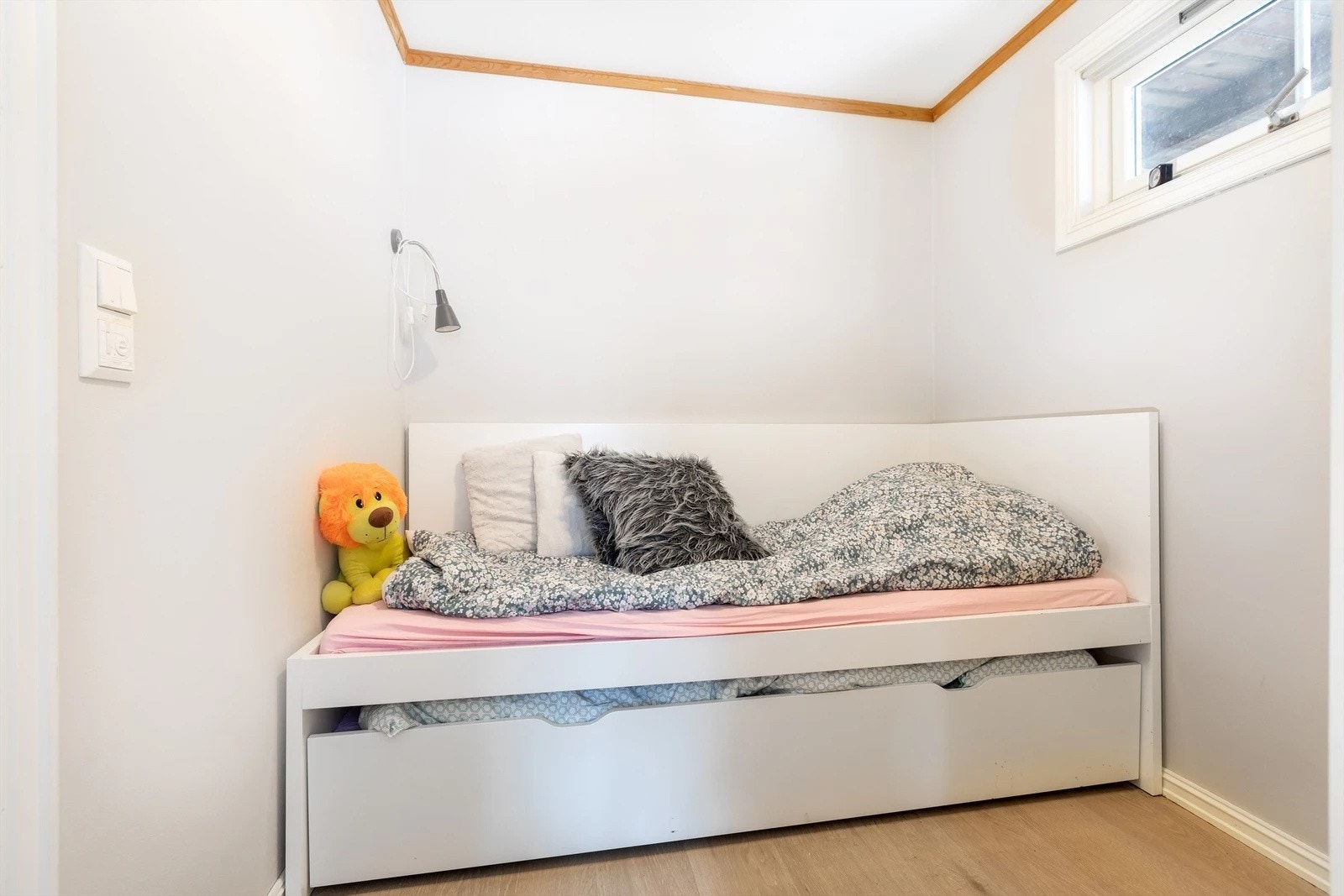 Hybelen har et lyst og pent disponibelt rom med laminatgulv. Galleribilde