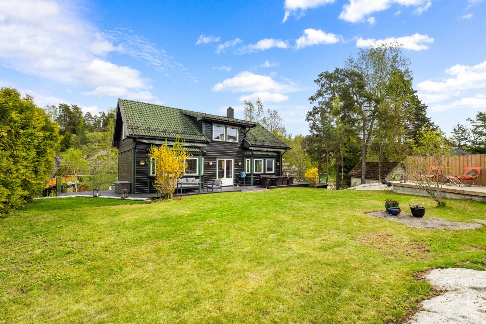 I hjørnet av hagen er det anlagt en markterrasse på ca. 10 kvm. Galleribilde