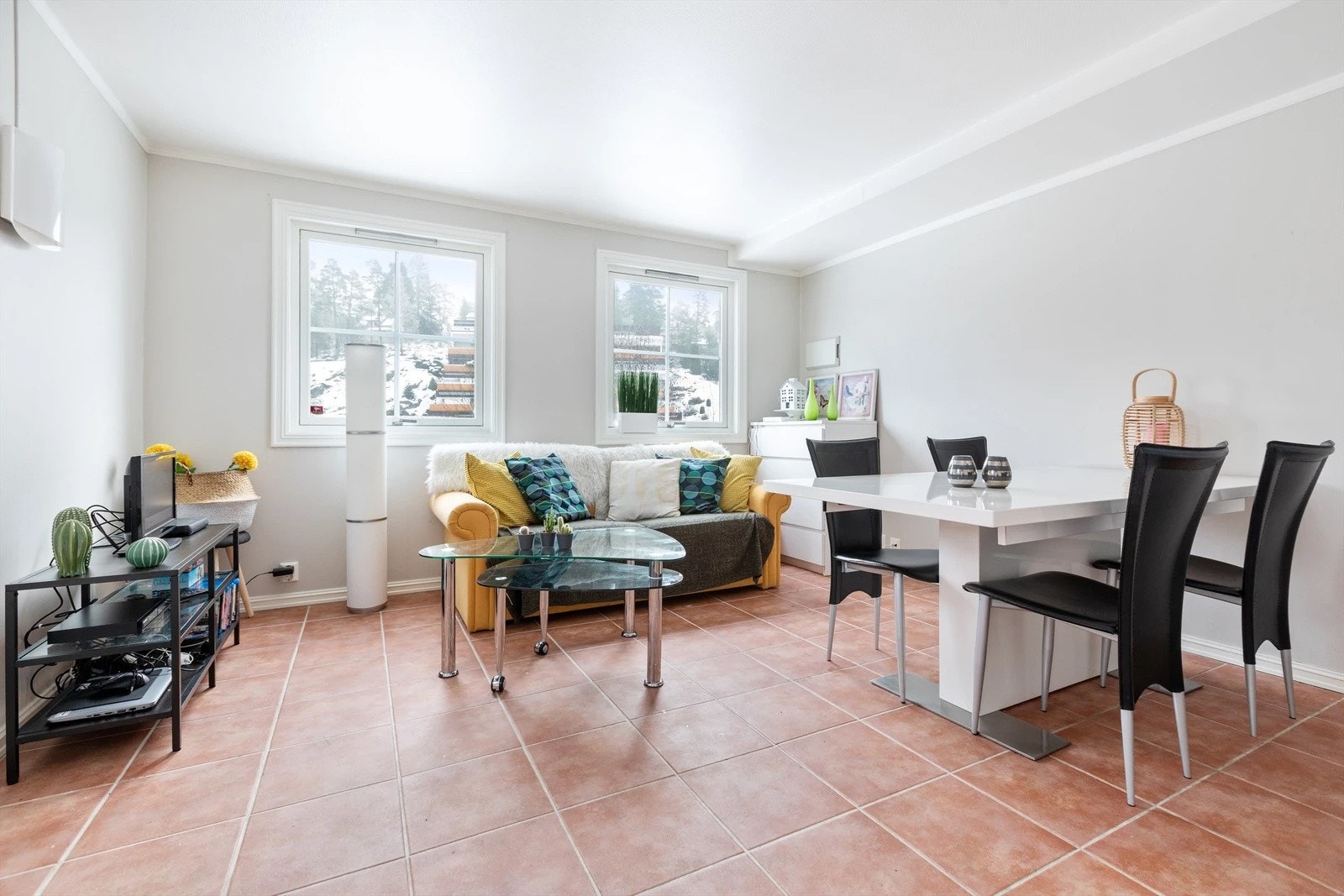 To vinduer i endeveggen og glassfelt i ytterdøren gir godt med dagslys til det lyse allrommet. Galleribilde