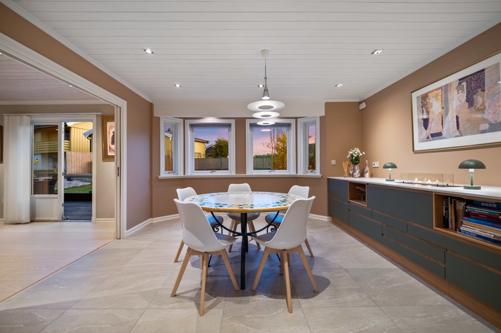 Kjøkkenet er lyst og luftig med vinduer på to sider, inkludert et flott karnapp mot hagen. Galleribilde