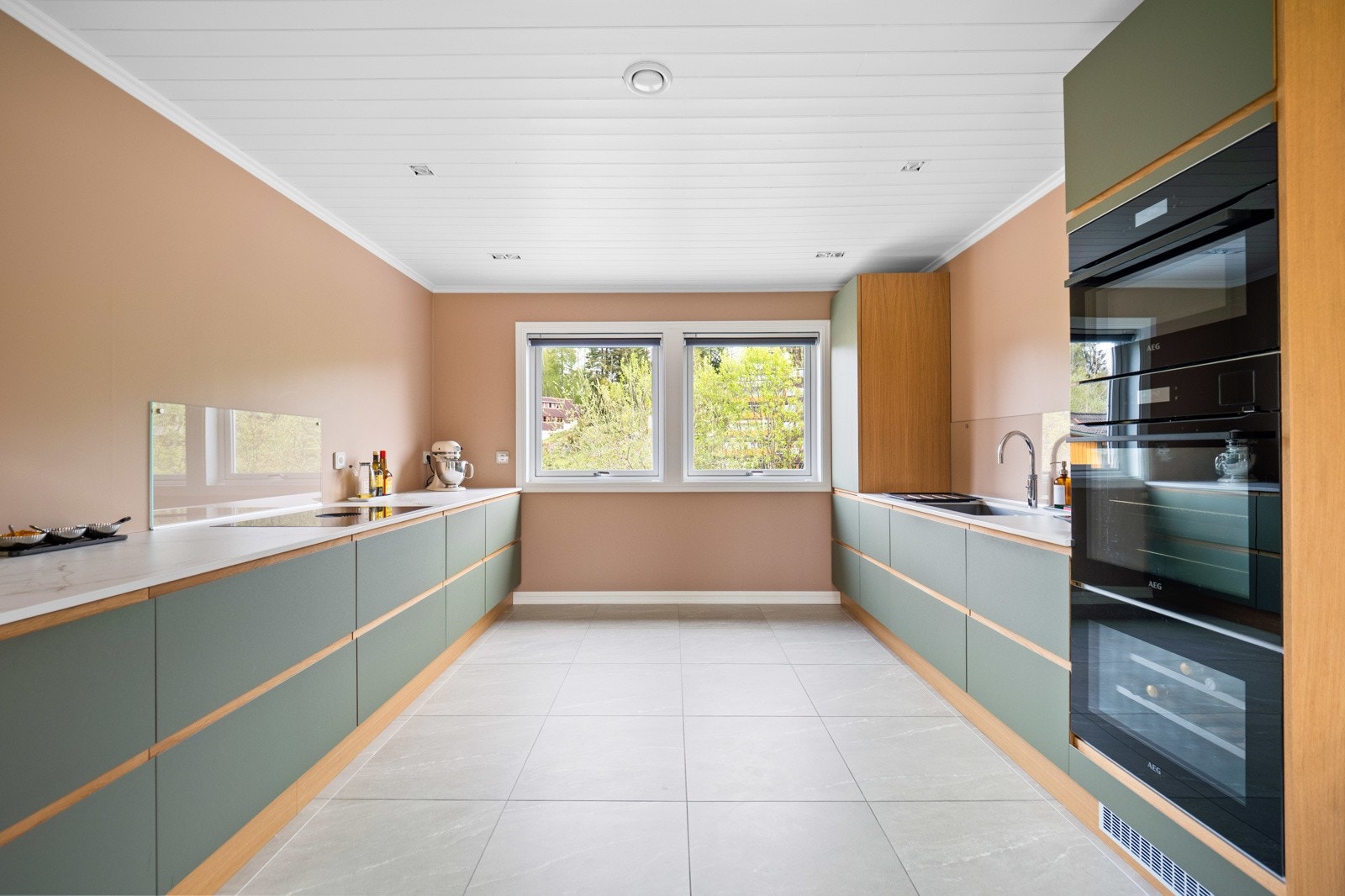 Kjøkkenet har integrert induksjonstopp, stekeovn/dampovn, kombiovn, to kjøleskap, vinskap og oppvaskmaskin. Galleribilde