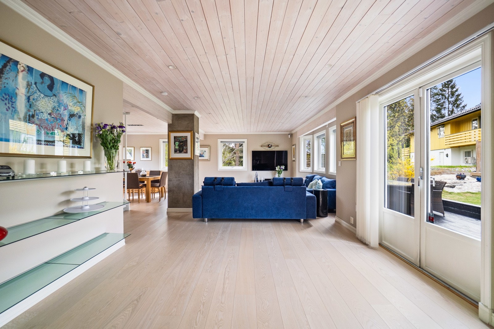 Fra stuen er det utgang til terrasse på ca. 60 kvm, vendt mot en skjermet hage med markterrasse og god boltreplass. Galleribilde