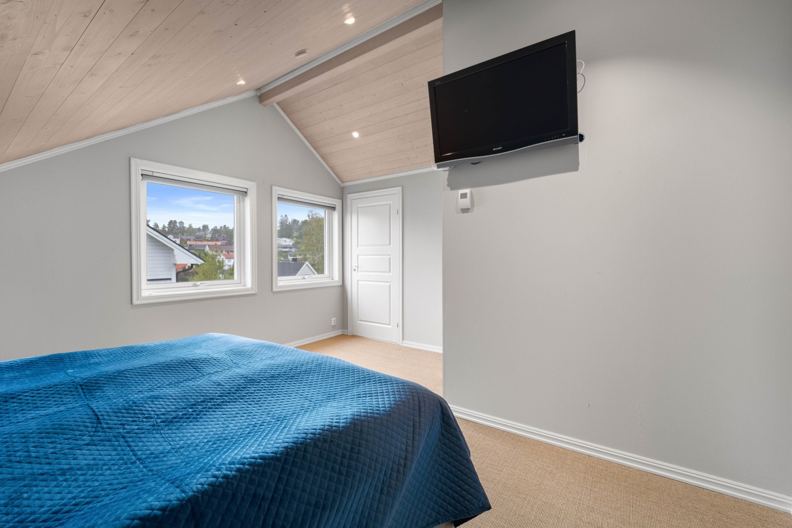 Fra hovedsoverommet er det inngang til en praktisk bod som kan fungere som garderoberom. Galleribilde