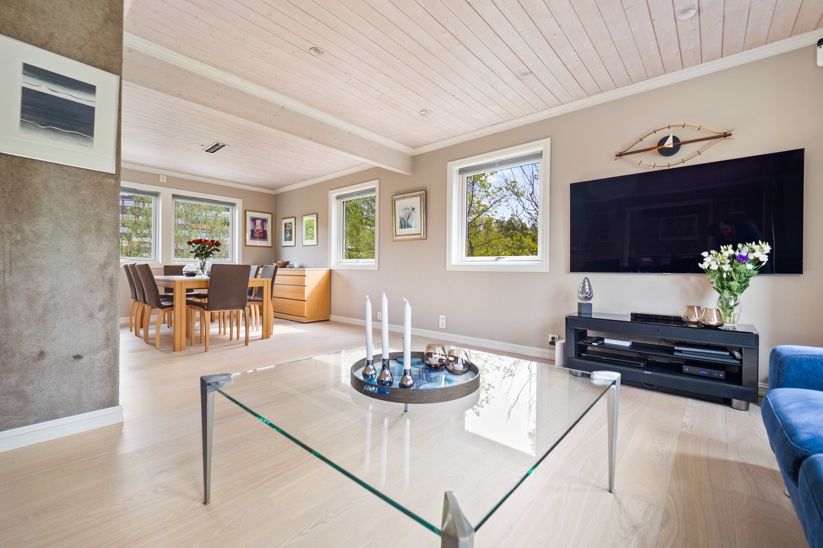 Hovedstuen er et hyggelig og sosialt samlingsrom for hele familien. Pipe i rommet kan gi mulighet for ildsted. Galleribilde