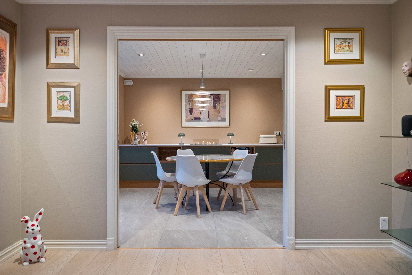 Kjøkkenet har god plass til spisebord, og i tilknyttet stue er det egen sone for spisestue. Galleribilde