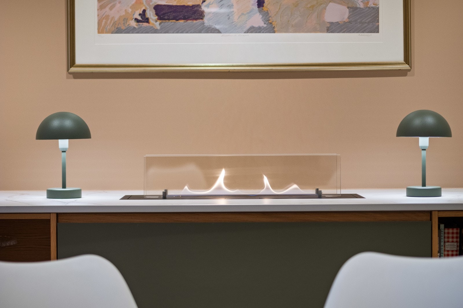 Innredningen fra 2021 har nedfelt benkepeis for ekstra hygge. Galleribilde