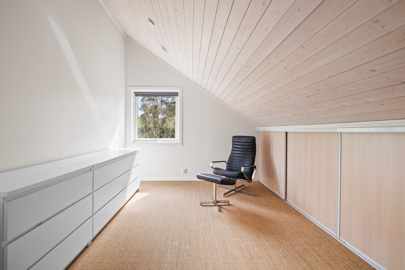 I det ene soverommet er det plassbygde skyvedørsgarderober i kneveggen. Galleribilde