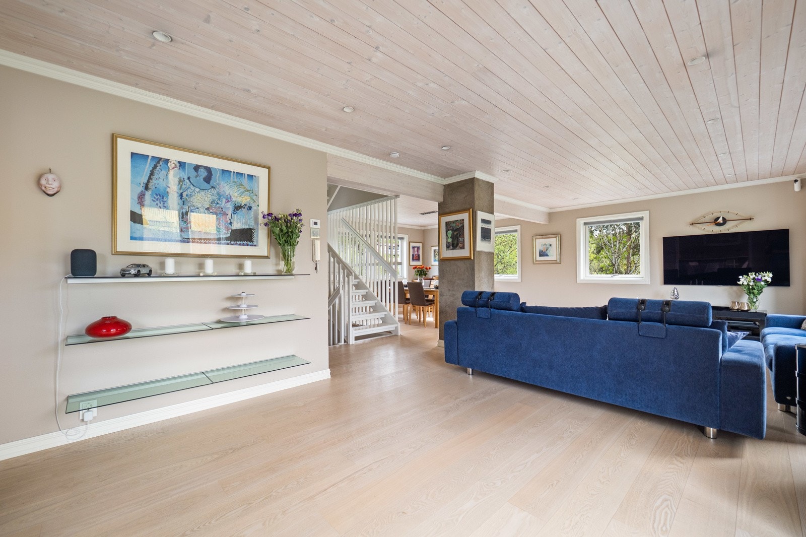 Hvitlasert panelhimling med downlights setter stemningen på kveldstid. Galleribilde