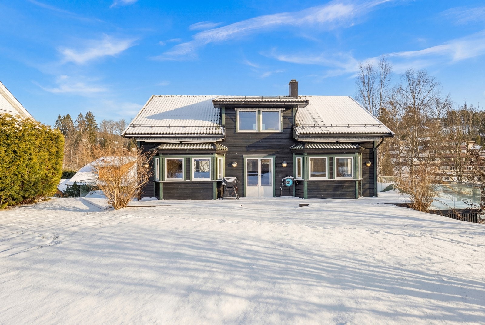 Terrassen utenfor første etasje er ca. 60 kvm, med plass til komfortable utemøbler i flere soner. Galleribilde