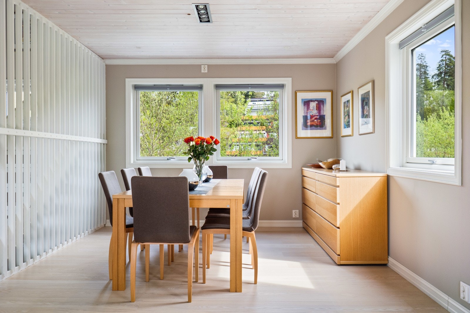 Dagslys fra tre sider og lyse, pene overflater skaper en hyggelig ramme rundt måltidet. Galleribilde