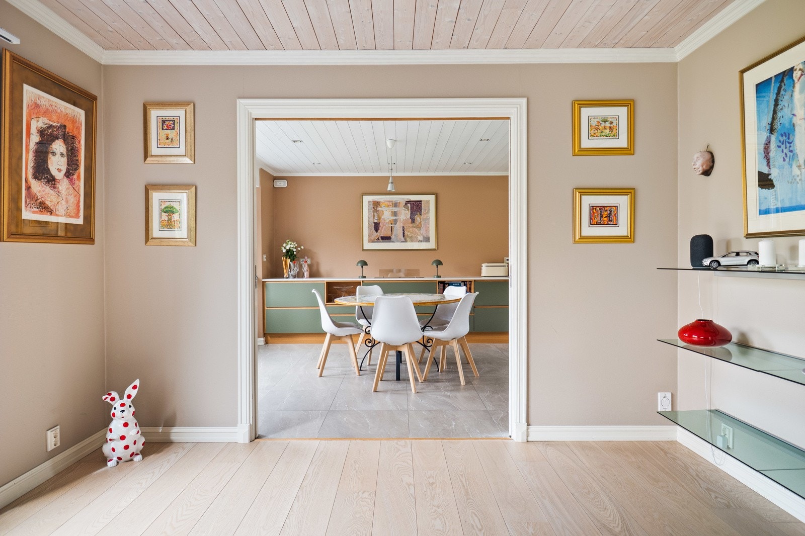 Det flotte kjøkkenet har spiseplass og skilles fra stuen av tofløyede skyvedører. Galleribilde