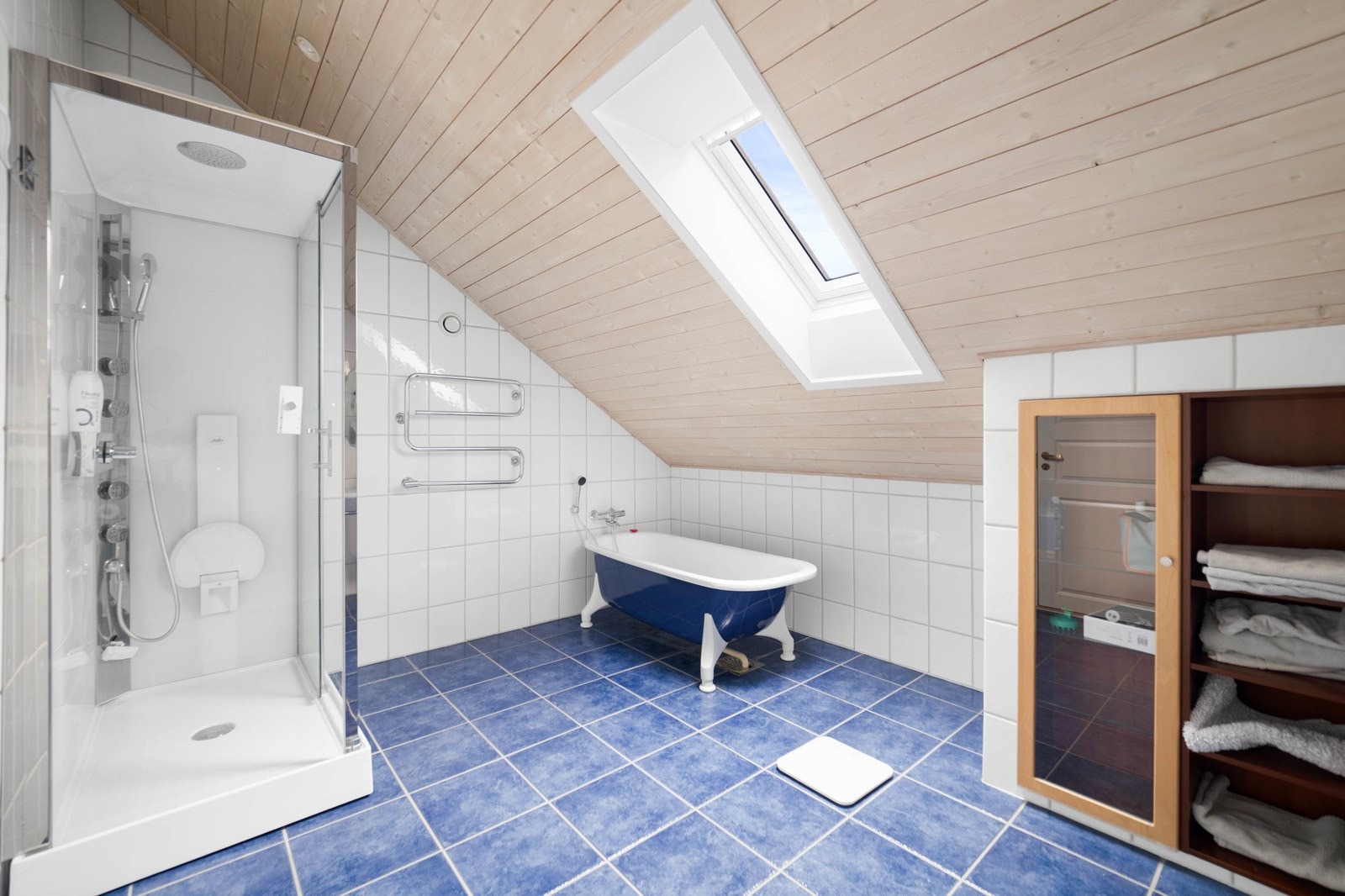 Badet i andre etasje byr på badekar til glede for store og små, samt et dusjkabinett med flere funksjoner. Galleribilde