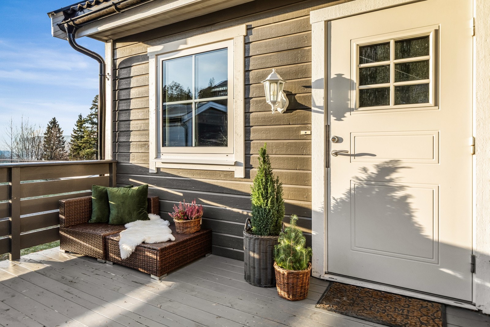 Koselig terrasse med morgensol ved inngangspartiet. Det er også utvendig bod ved inngangen. Galleribilde