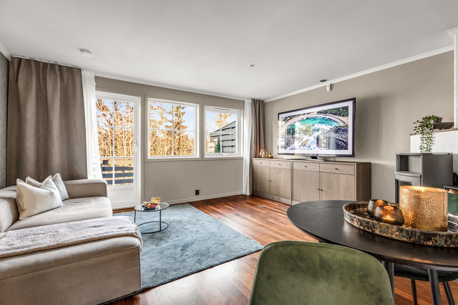 Stue med utgang til solrik og usjenert veranda Galleribilde