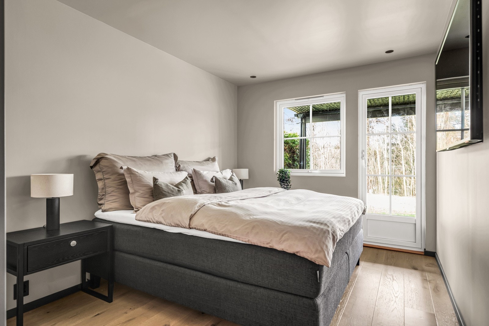 Det er utgang til platting fra det ene soverommet. Galleribilde