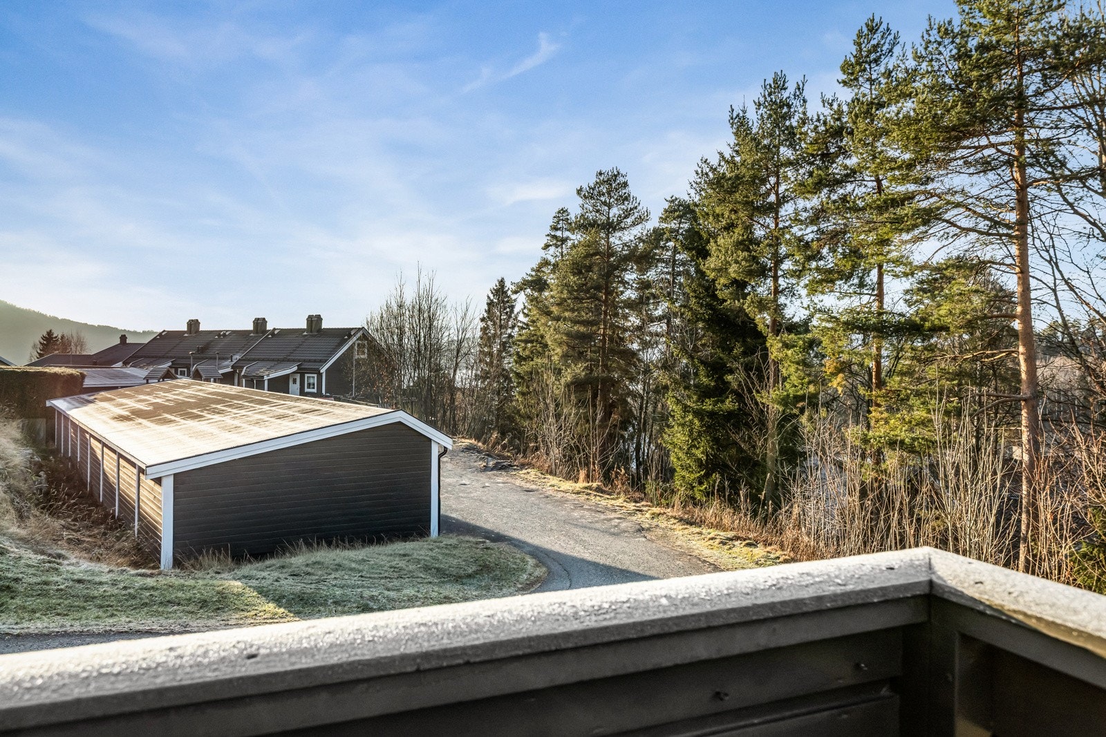 Det er gode solforhold og utsikt mot Drammensfjorden fra verandaen. Galleribilde