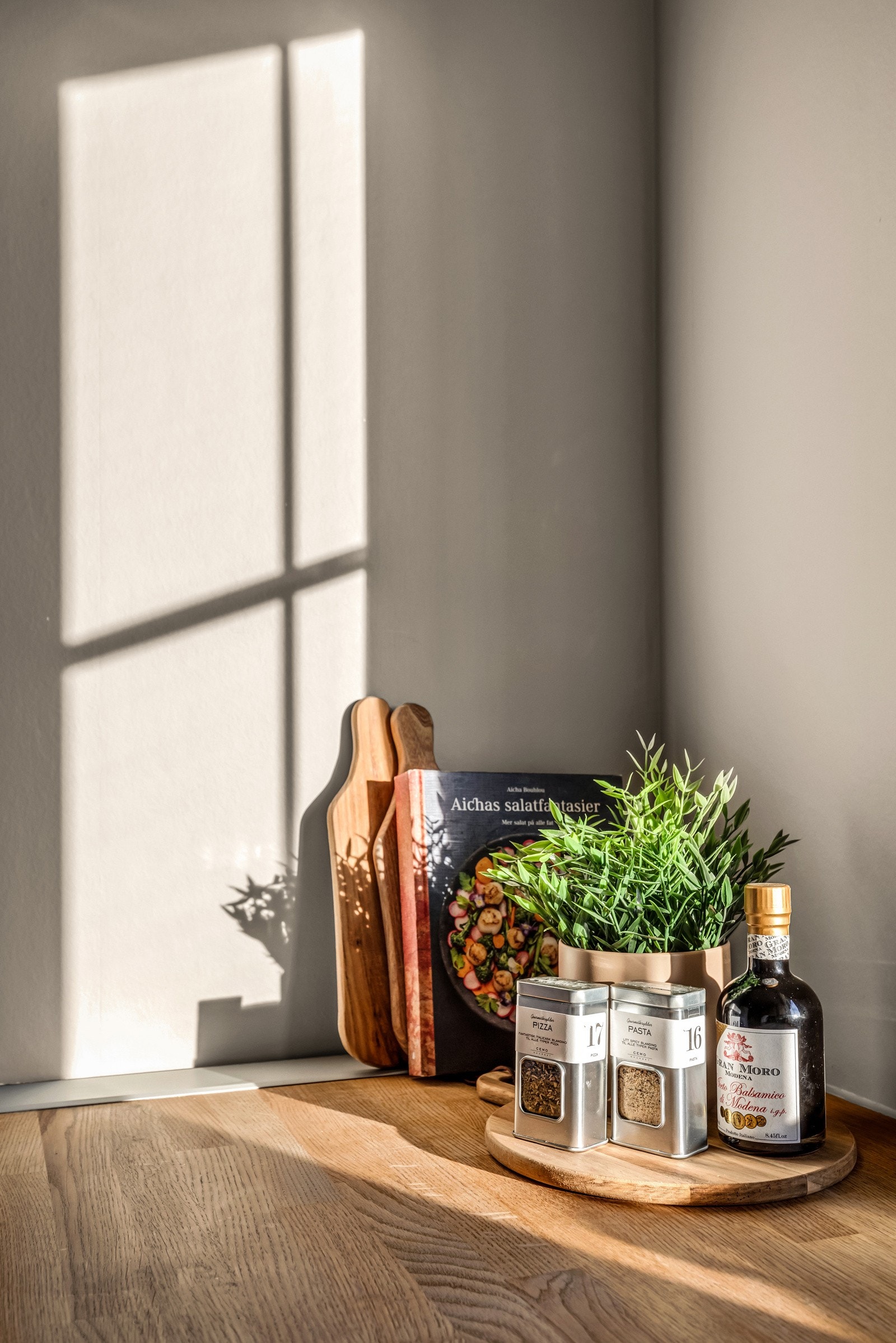 Detalj med lys fra kjøkkenvinduet Galleribilde