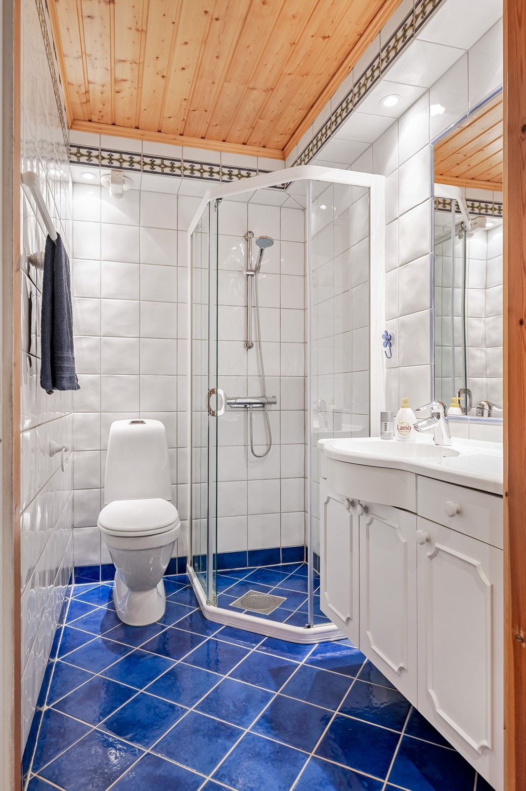 Baderommet ble pusset opp i ca. 2007 ifølge selger. Baderommet har fliser på gulv og vegger, elektrisk gulvvarme, downlights i himlingen og mekanisk avtrekk via bryter på vegg. Galleribilde