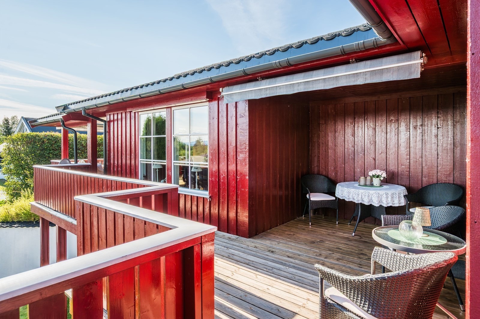 Fra kjøkkenet er det utgang til en solrik sydøstvendt terrasse som er delvis overbygget. Det er også montert markise. Galleribilde