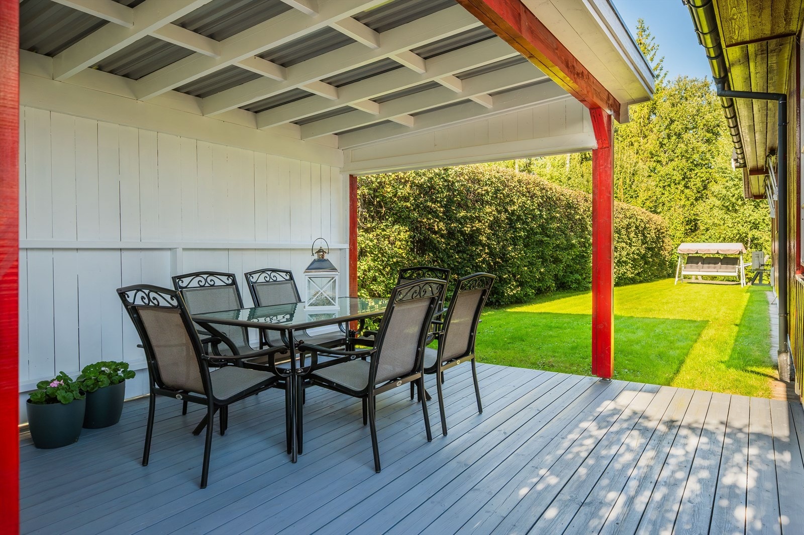 Fra terrassen kommer du videre ut til hagen som er opparbeidet med plen og godt skjermet med en stor hekk. Galleribilde