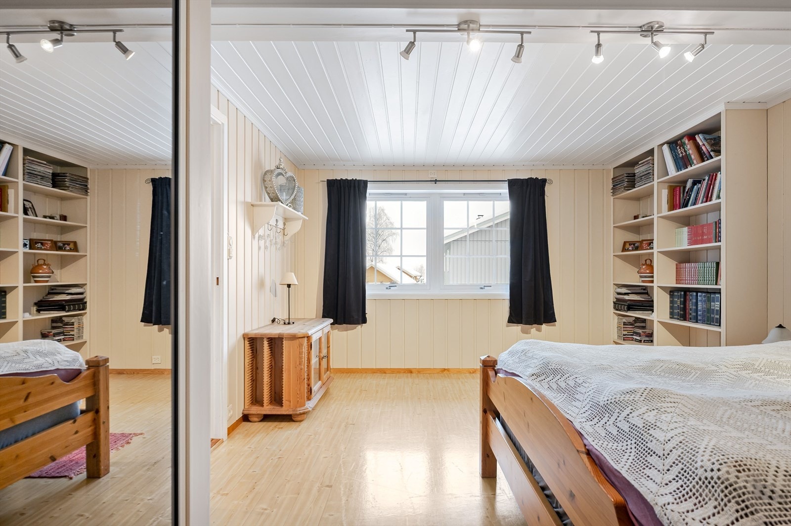 Soverom 4 er nok et stort og fint rom i underetasjen. Det gjøres oppmerksom på at rommet er definert som garasje i byggetegningene, og er derfor ikke godkjent som rom for varig opphold. Galleribilde