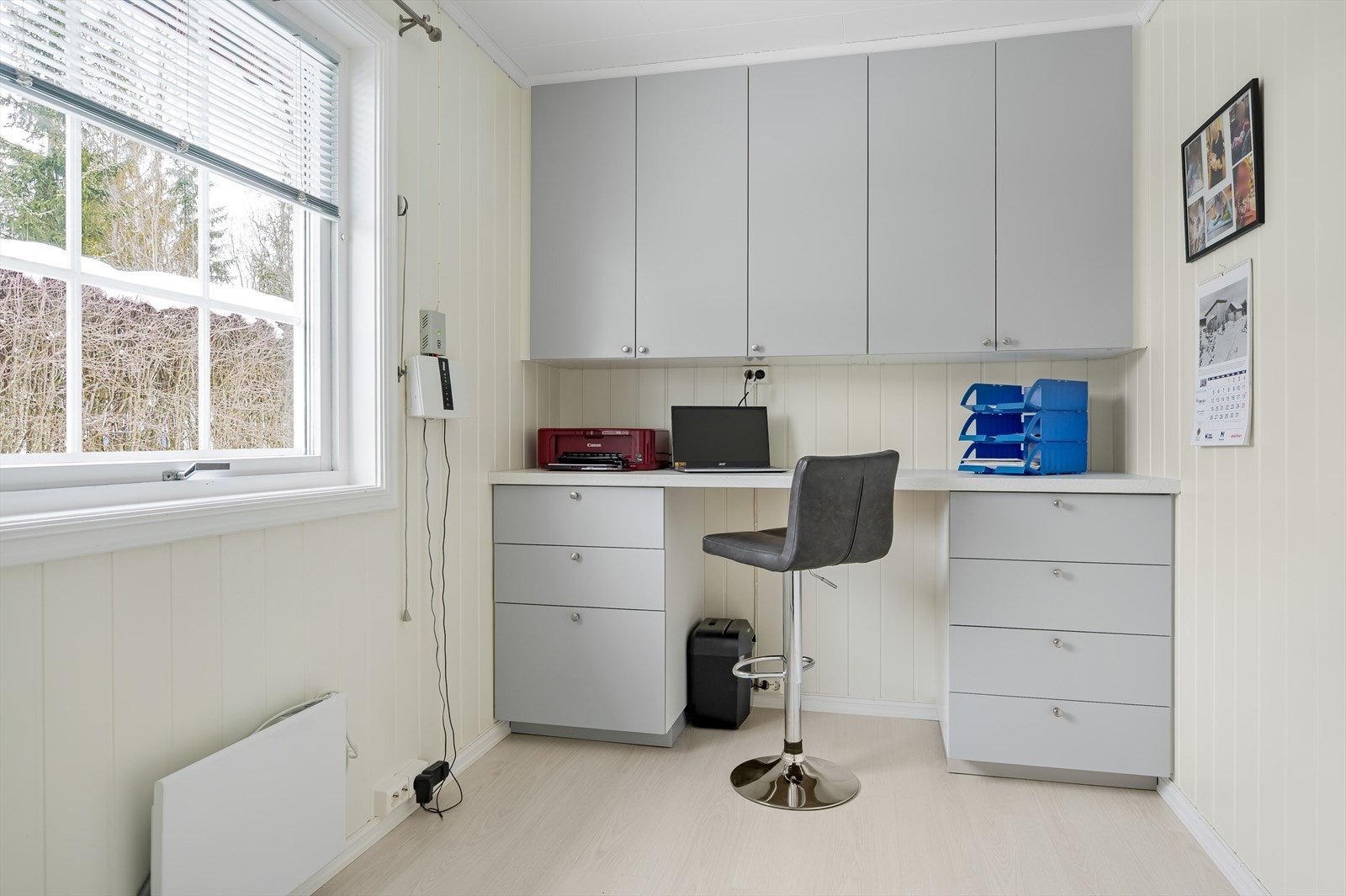 Soverom 2 er et lyst rom som i dag er innredet som et kontor. Soverommet er utstyrt med pen innredning i den ene enden og en stor plassbygget skyvedørsgarderobe i den andre enden. Galleribilde