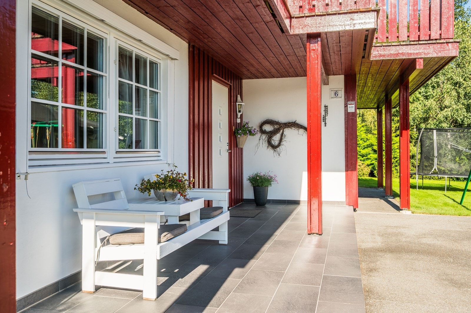 Du ønskes velkommen inn via et hyggelig overbygget inngangsparti med flislagt dekke. Galleribilde