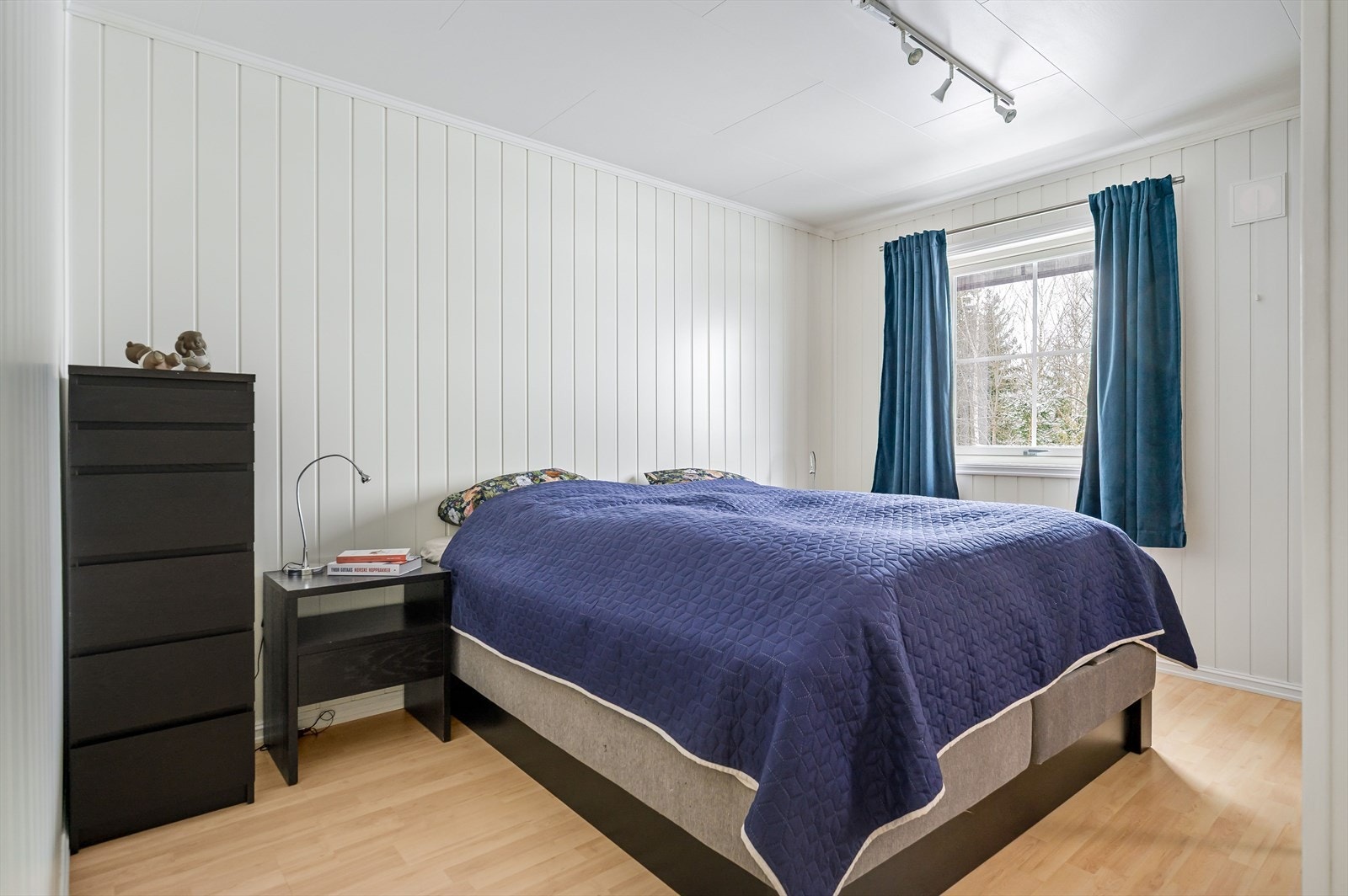 Soverom 1 er et lyst og romslig soverom i 1. etasje. På soverommet er det god plass til stor dobbeltseng med tilhørende nattbord, samt rikelig med oppbevaringsplass i stor plassbygget skyvedørsgarderobe. Galleribilde