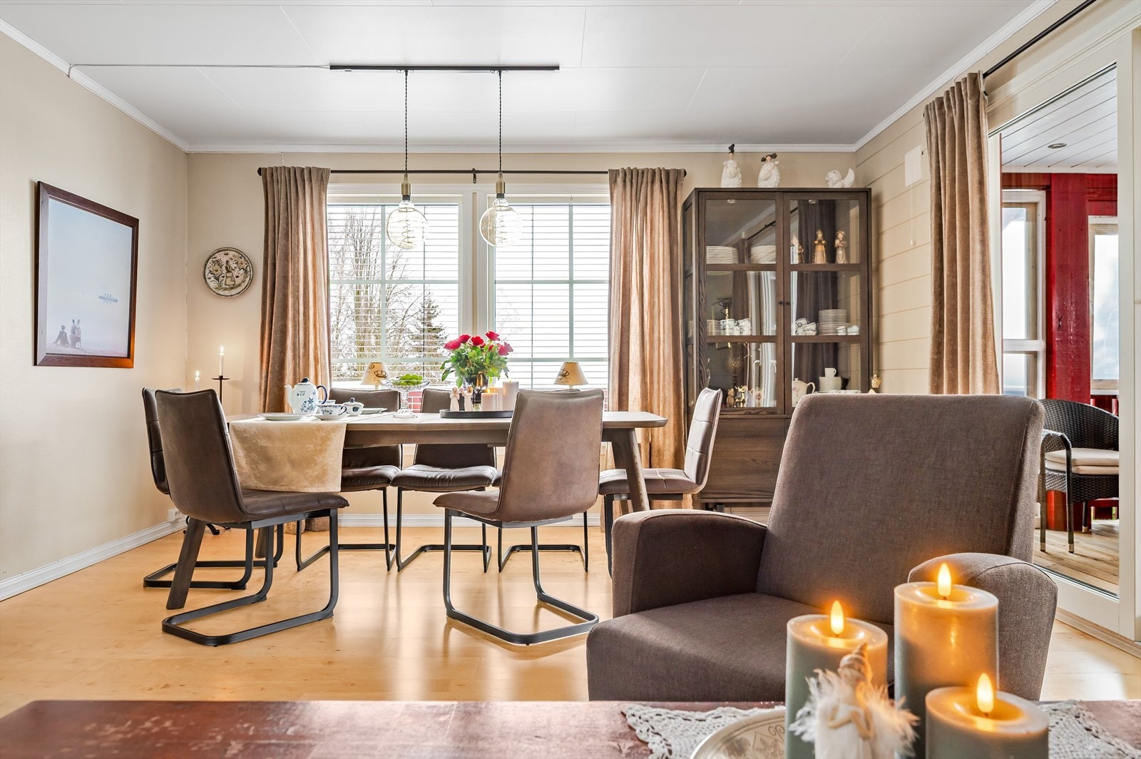 I stuen er det god plass til flere sittegrupper etter eget ønske og behov. Galleribilde