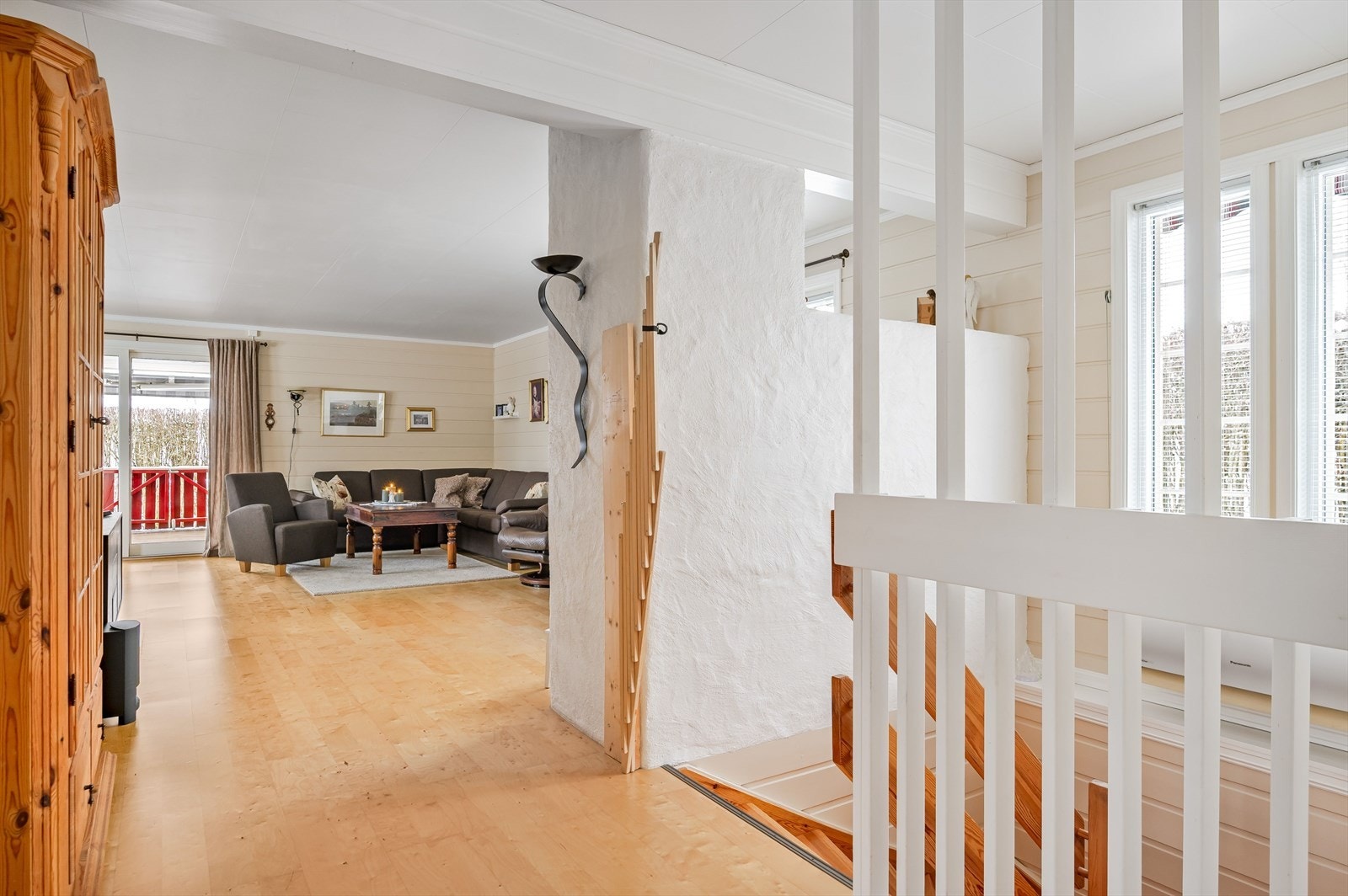 I boligens hovedetasje har du en stor stue med utgang til terrasse, separat kjøkken med utgang til terrasse, 2 soverom og baderom. Galleribilde