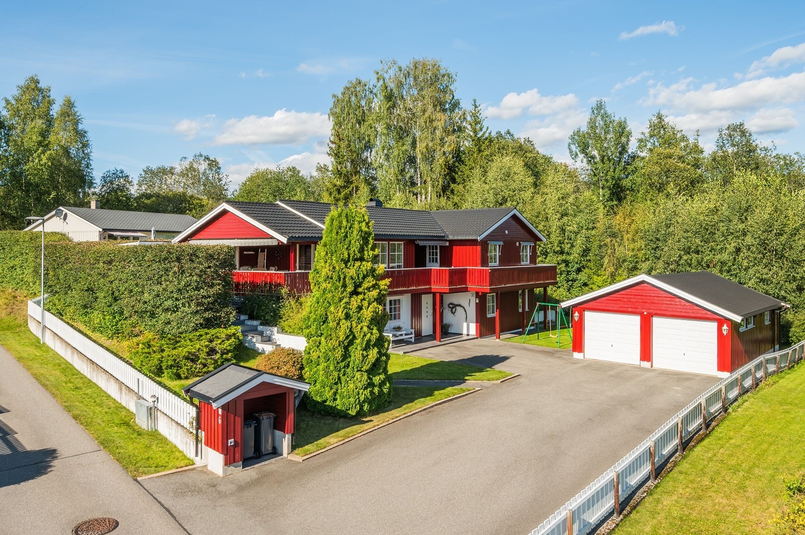 Fint beliggende enebolig som grenser mot friområde og pent opparbeidet tomt med flere solrike uteplasser. Eiendommen er bebygd med en enebolig fra 1986 over to plan og en dobbeltgarasje fra 1988. Galleribilde