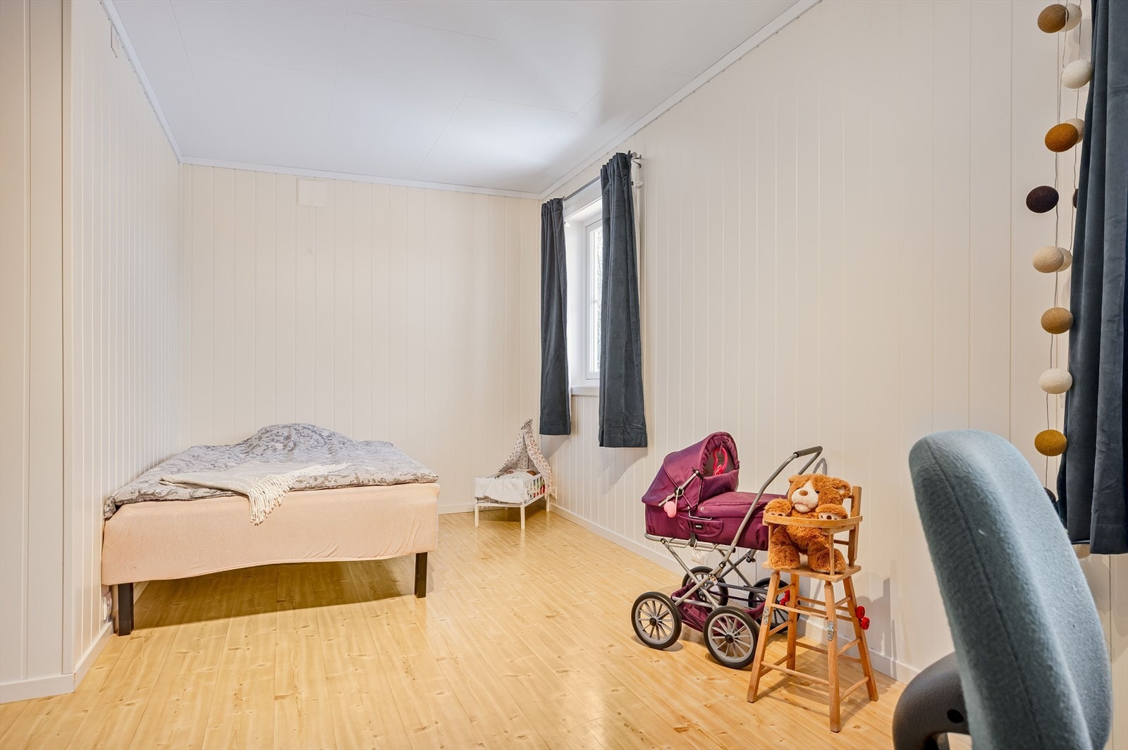 Det gjøres oppmerksom på at den innerste delen av soverommet er definert som sport (boligens tilleggsdel) i byggetegningene. Dette arealet er derfor ikke godkjent for varig opphold. Galleribilde