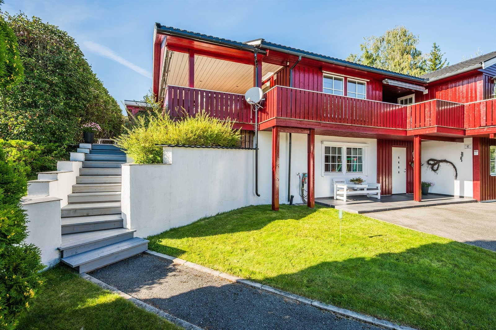 Eiertomt på ca. 819,1m². Tomten er pent opparbeidet med plen, variert beplantning, støttemur, trapp og terrasser. Asfaltert gårdsplass. Galleribilde