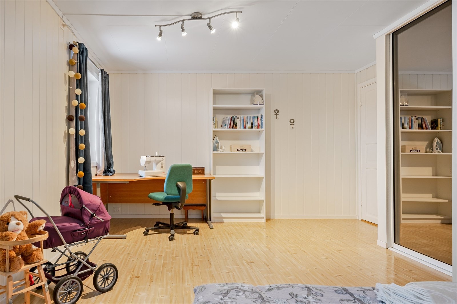 Soverom 3 er et stort og fint soverom som ligger i underetasjen. Her er det god plass til både dobbeltseng, kontorpult og kommoder. Rikelig med oppbevaringsplass i plassbygget skyvedørsgarderobe med speildører. Galleribilde