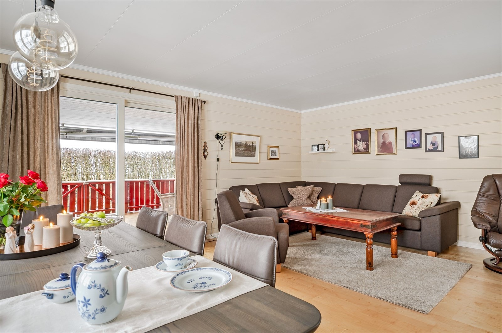 Stuen har god standard med bjørkeparkett på gulv og lysmalt liggende skyggepanel av furu på veggene. Galleribilde