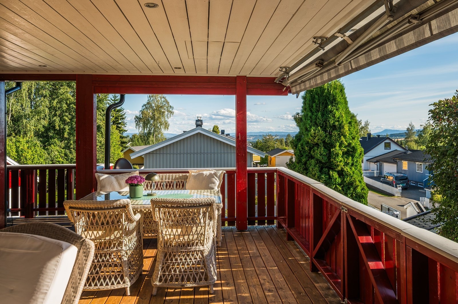 Beliggenheten i høyden og mot sydvest sørger for gode solforhold og fin utsikt! Galleribilde