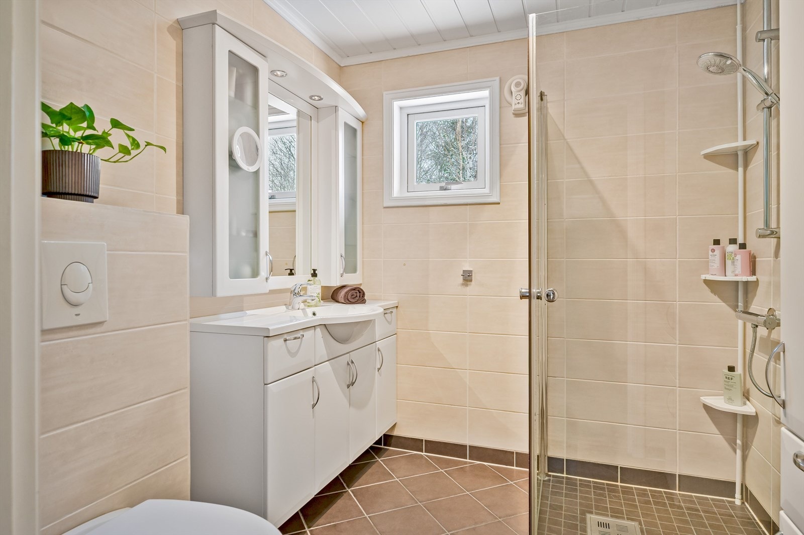 I tilknytning til soverommene i 1. etasje har du et pent flislagt baderom som ble pusset opp i 2011. Baderommet har delikate fliser på gulv og vegger, deilig gulvvarme og mekanisk avtrekk via bryter på vegg. Galleribilde